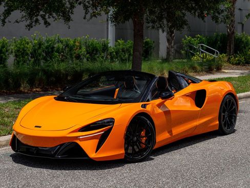 Used 2025 McLaren Artura Spider RWD image 30
