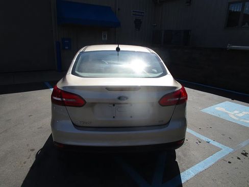 Used 2017 Ford Focus SE FWD image 4