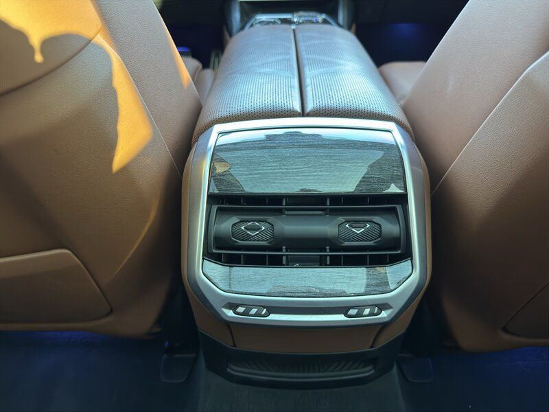 Used 2025 BMW i7 eDrive50 w/ M Sport Package RWD image 43