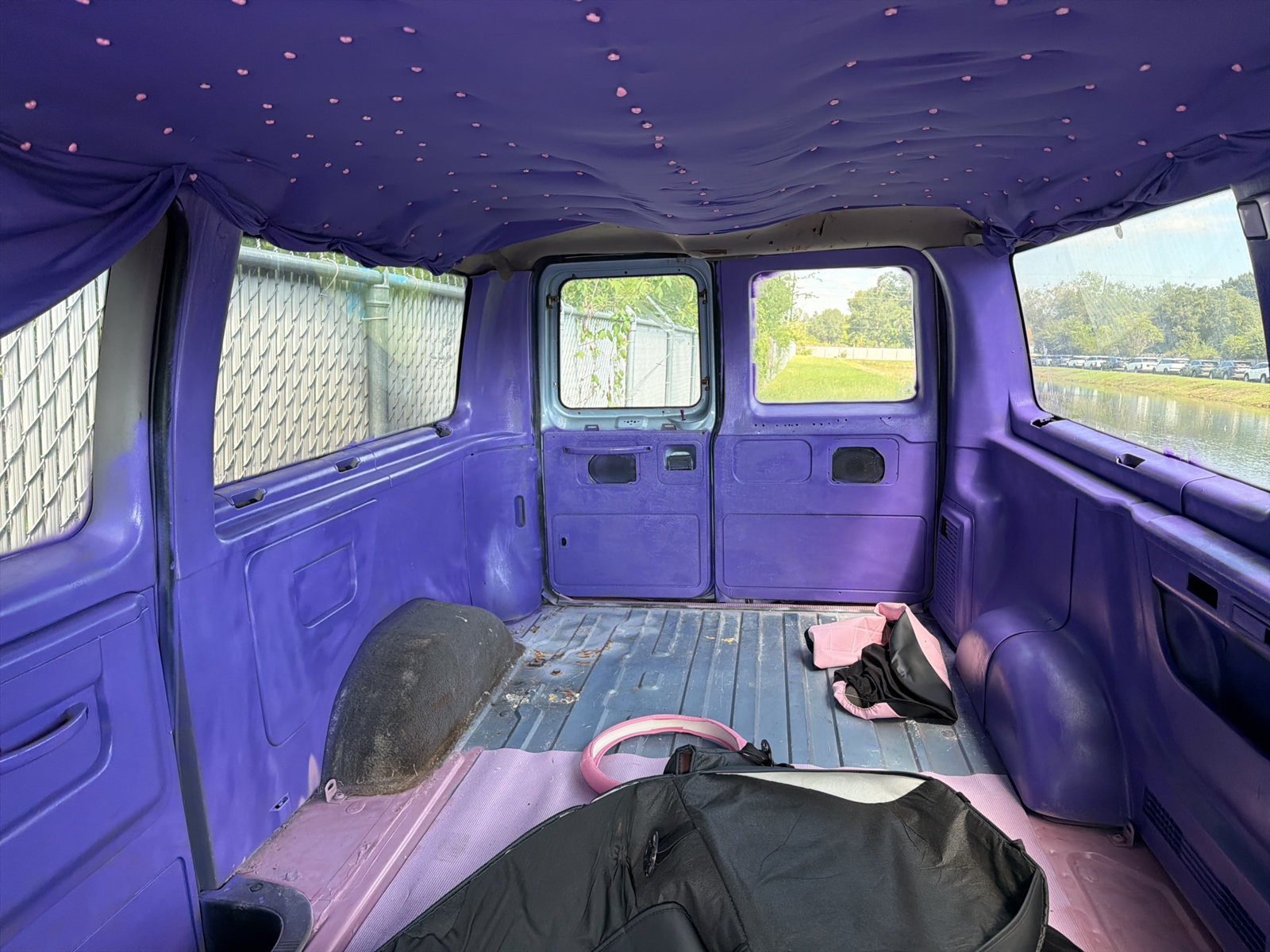 Used 1999 Ford E-150 and Econoline 150 Wagon RWD image 5