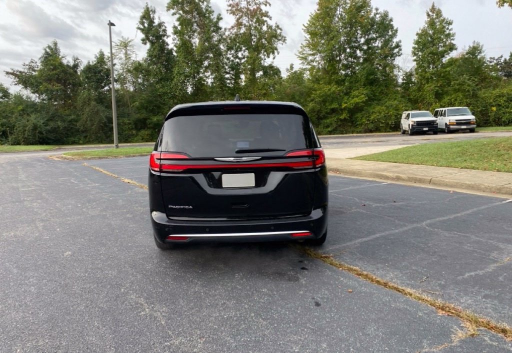 Used 2025 Chrysler Pacifica Select FWD image 4