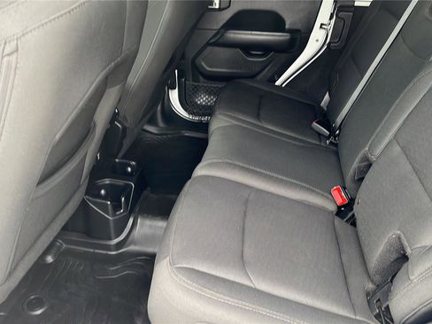 Used 2018 Jeep Wrangler Unlimited Sahara AWD/4WD image 15