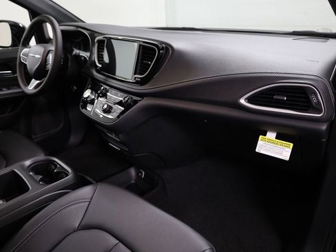 New 2026 Chrysler Pacifica Select image 16