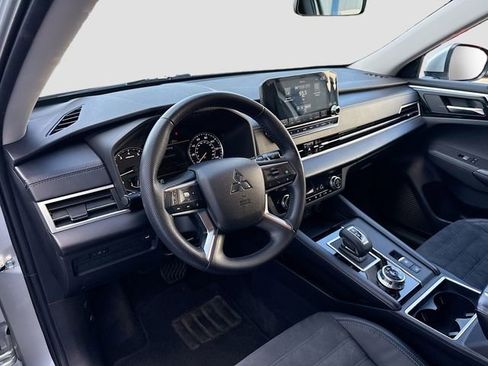 Used 2022 Mitsubishi Outlander SE image 11