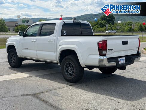 Used 2018 Toyota Tacoma SR5 AWD/4WD image 3