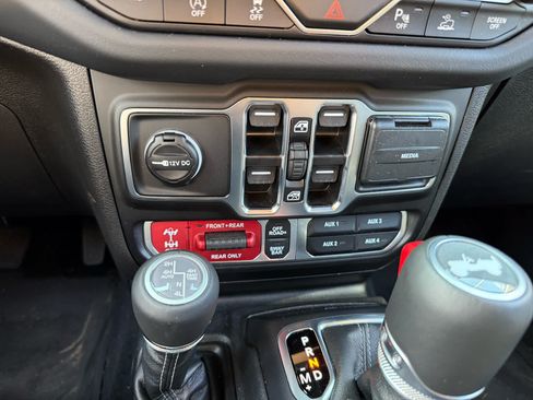 Used 2025 Jeep Wrangler Unlimited Rubicon AWD/4WD image 22