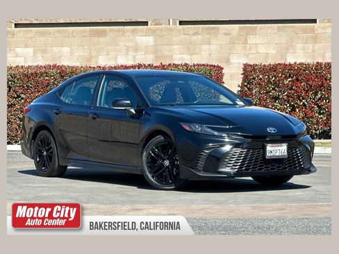 Used 2025 Toyota Camry SE image 1