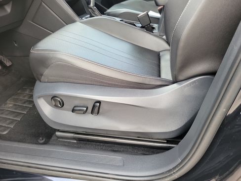 Used 2022 Volkswagen Tiguan SE FWD image 11