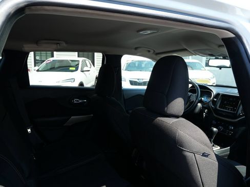 Used 2017 Jeep Cherokee Latitude w/ Cold Weather Group AWD/4WD image 24