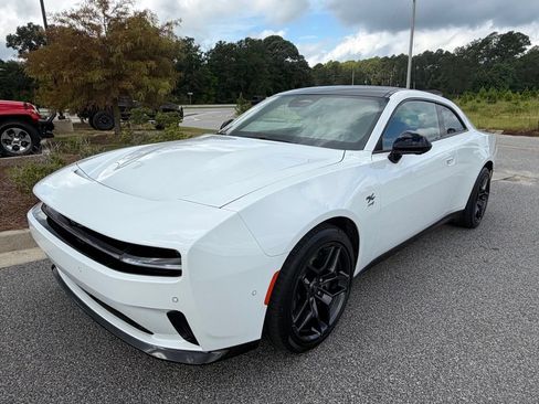 Used 2024 Dodge Charger Daytona R/T w/ Plus Group AWD/4WD image 2