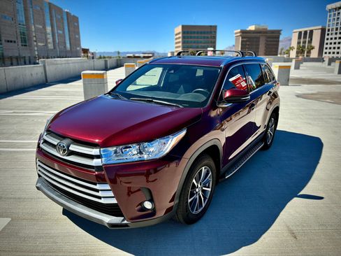 Used 2019 Toyota Highlander XLE FWD image 3
