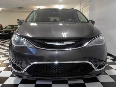 Used 2019 Chrysler Pacifica Touring-L FWD image 4