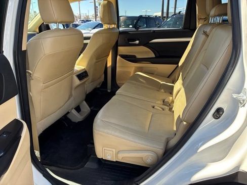 Used 2017 Toyota Highlander XLE w/ Carpet Mat Package AWD/4WD image 9