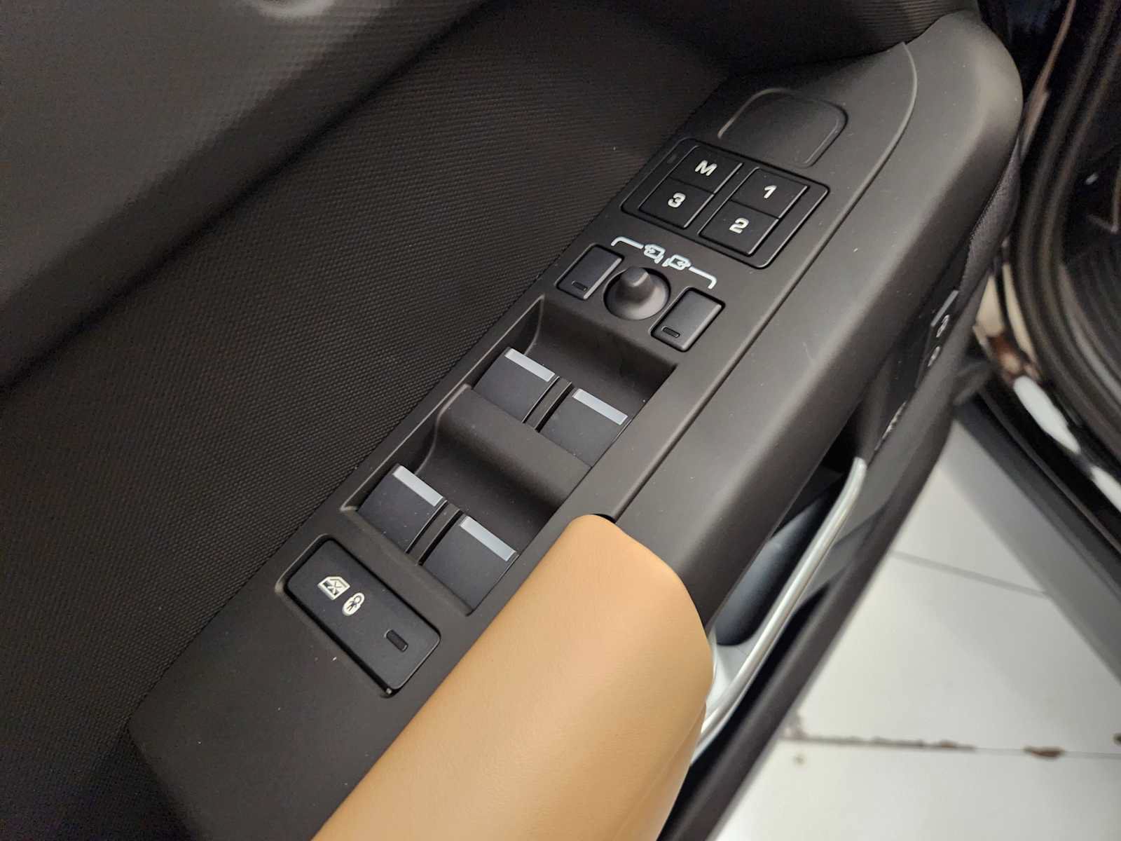 New 2026 Land Rover Defender 110 X-Dynamic SE AWD/4WD image 22