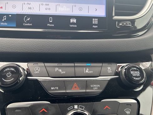 Used 2024 Chrysler Pacifica Touring-L image 26