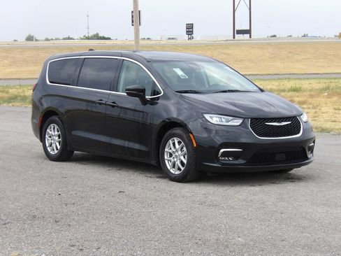 Used 2024 Chrysler Pacifica Touring-L FWD image 4