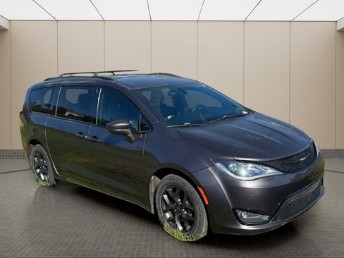 Used 2018 Chrysler Pacifica Touring-L Plus image 8