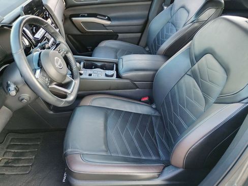 Used 2024 Nissan Pathfinder Platinum image 5