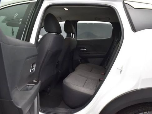 Used 2025 Nissan Kicks SV AWD/4WD image 15