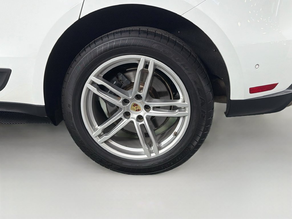 Certified 2023 Porsche Macan AWD/4WD image 33