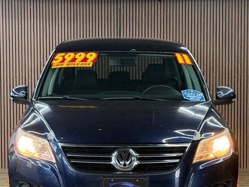 Used 2011 Volkswagen Tiguan SE FWD image 2
