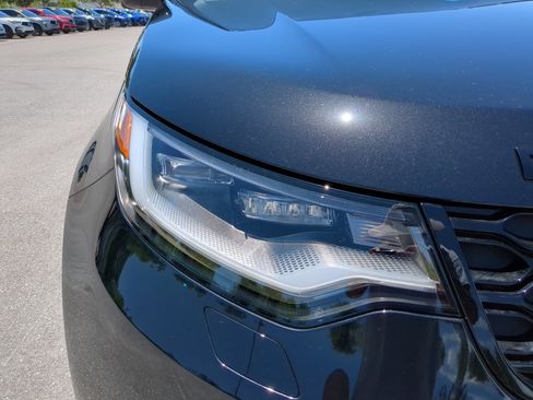 New 2025 Land Rover Discovery Dynamic SE image 9