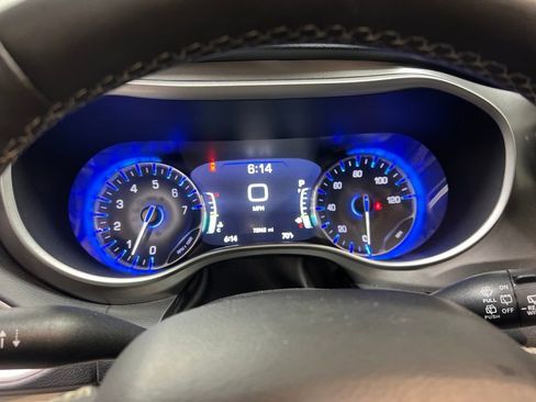 Used 2023 Chrysler Pacifica Touring-L FWD image 23