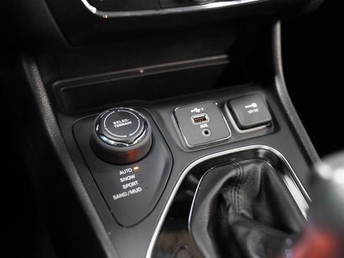 Used 2020 Jeep Cherokee Limited image 31