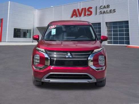 Used 2025 Mitsubishi Outlander SE FWD image 2