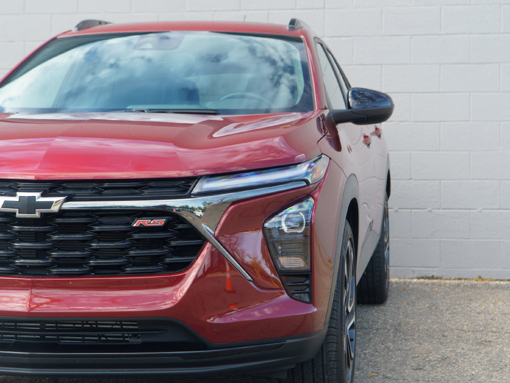 Used 2025 Chevrolet Trax RS w/ Sunroof Package FWD image 11