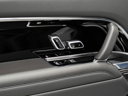 Used 2025 Land Rover Range Rover Long Wheelbase SE image 42