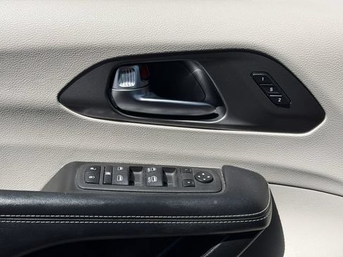 Used 2022 Chrysler Pacifica Touring-L FWD image 21