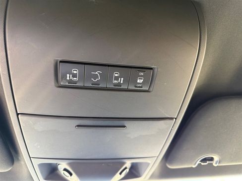 Used 2017 Dodge Grand Caravan SXT w/ Driver Convenience Group FWD image 29