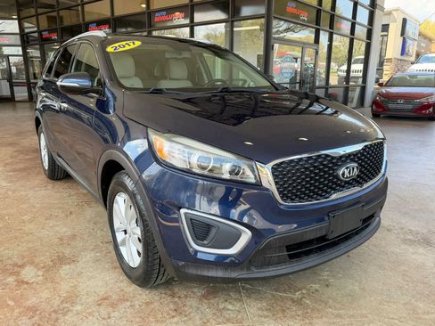 Used 2017 Kia Sorento LX w/ LX Convenience Package image 1