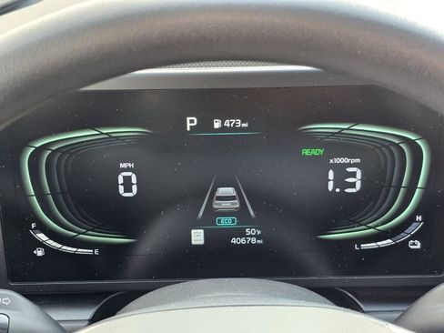 Used 2023 Kia Niro LX image 11