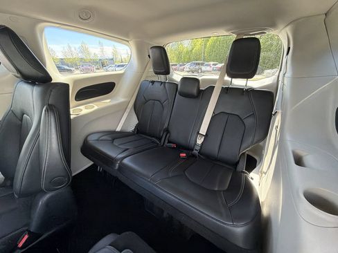 Used 2024 Chrysler Pacifica Limited FWD image 22