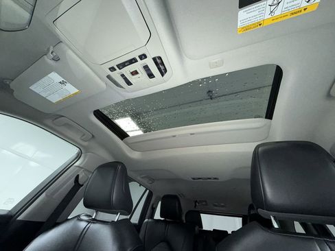Used 2022 Toyota Highlander XLE AWD/4WD image 12