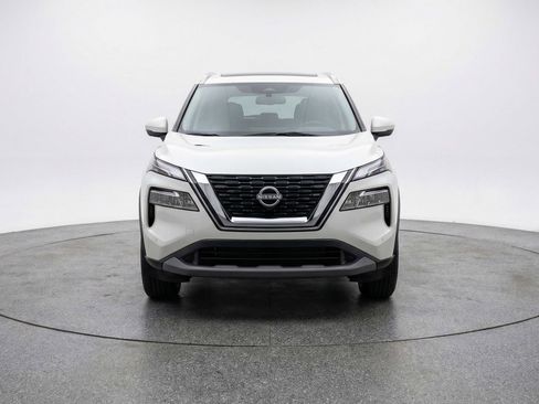 Used 2025 Nissan Rogue SV image 2