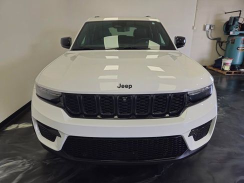 Used 2024 Jeep Grand Cherokee Limited w/ Luxury Tech Group II AWD/4WD image 18