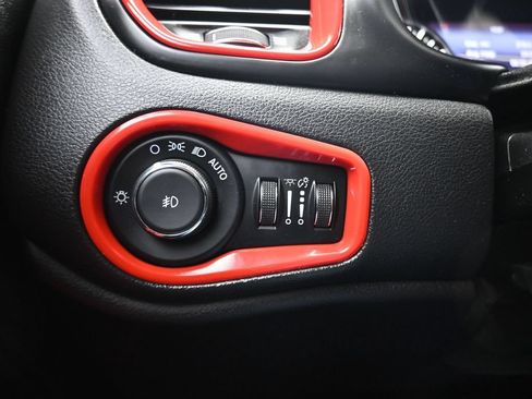 Used 2017 Jeep Renegade Altitude FWD image 25