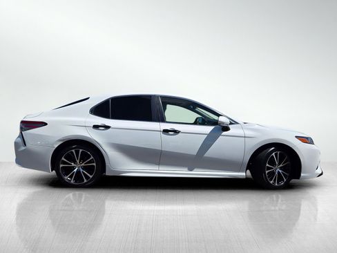 Used 2018 Toyota Camry SE w/ Moonroof Package FWD image 3