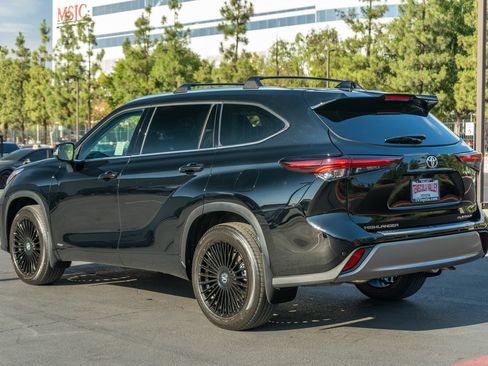 Certified 2026 Toyota Highlander Platinum AWD/4WD image 12