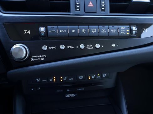 Used 2022 Lexus ES 300h w/ Luxury Package image 25