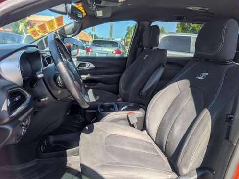 Used 2018 Chrysler Pacifica Touring Plus w/ S Appearance Package FWD image 9