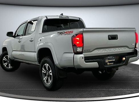 Used 2019 Toyota Tacoma TRD Sport w/ Technology Package AWD/4WD image 4
