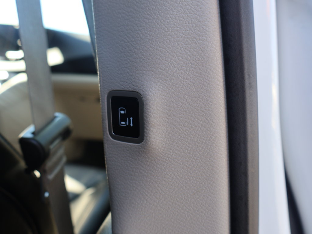 Used 2023 Chrysler Pacifica Touring-L FWD image 16