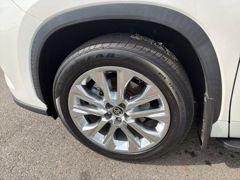 Used 2021 Toyota Highlander Limited FWD image 8
