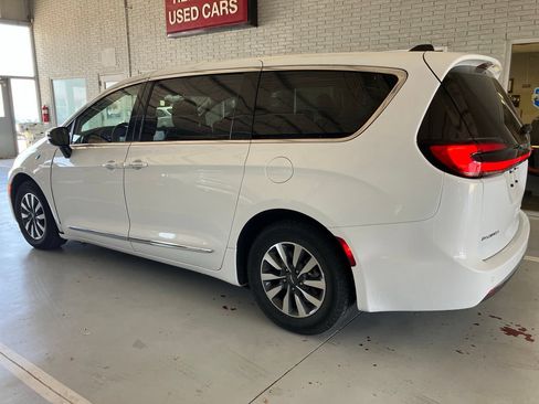 Used 2023 Chrysler Pacifica Limited FWD image 6