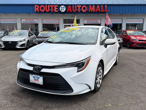 Used 2023 Toyota Corolla LE FWD image 1