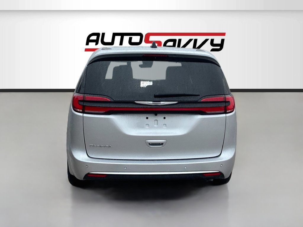 Used 2026 Chrysler Pacifica Select FWD image 6